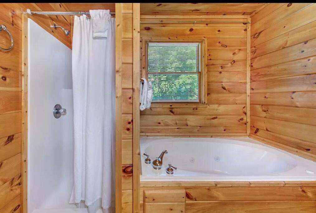 Smokey Mountain Retreat, Hot Tub, Game Room, Sleeps 8! Gatlinburg Exterior photo