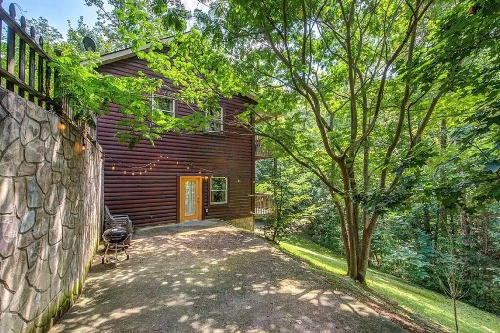 Smokey Mountain Retreat, Hot Tub, Game Room, Sleeps 8! Gatlinburg Exterior photo